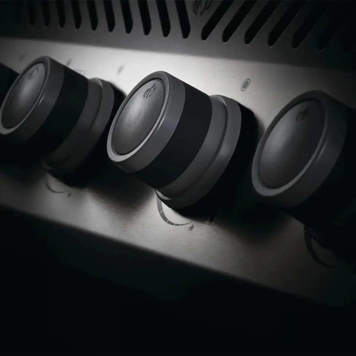 Napoleon Rogue 425 Gas BBQ Grill - Image 17